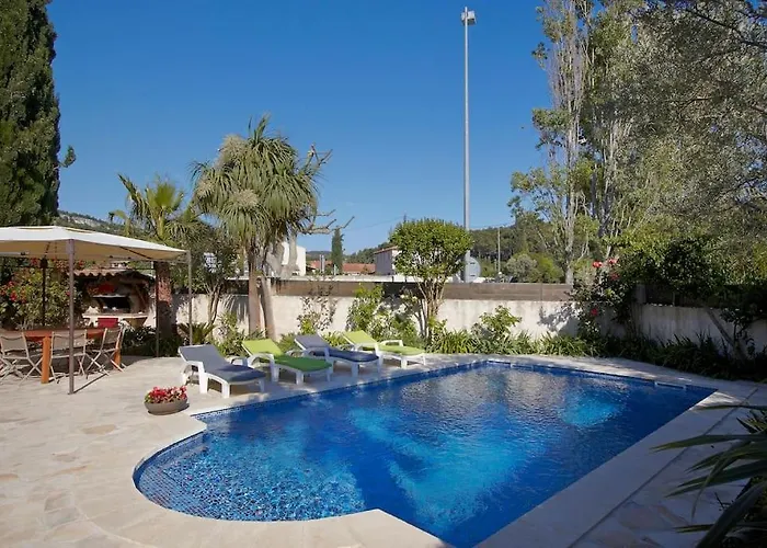 Dans Avec Piscine Cassis