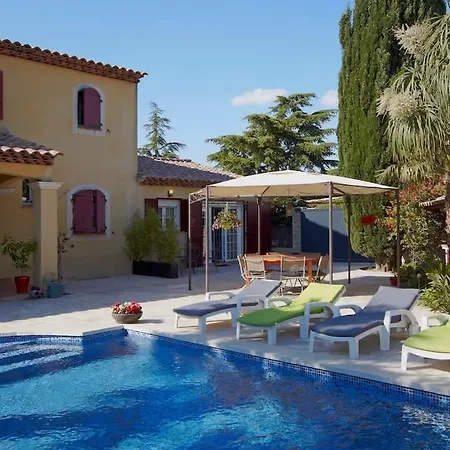 Dans Avec Piscine Apartment *